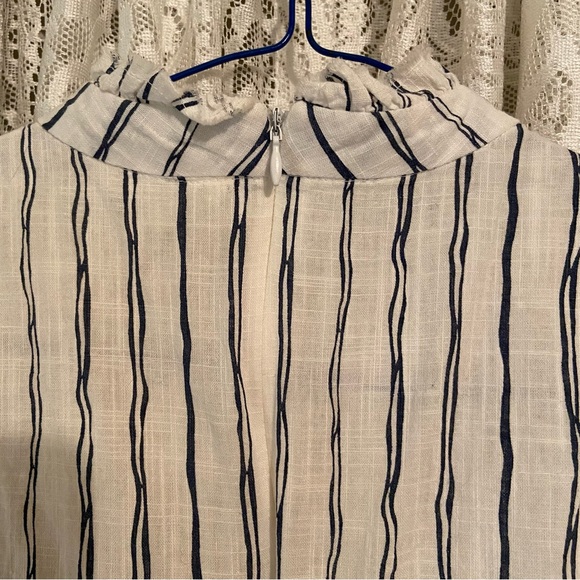 Ci Sono peplum sleeveless blouse. 100% cotton. White with blue pin stripes. - Picture 5 of 5